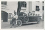 Chauffeur - evtl. zugleich der Mietwagenunternehmer - im Automantel bei einer Ausfahrt mit Sommerfrischlern in Mayrhofen im Zillertal, Bzk. Schwaz, Tirol. Gelatinesilberabzug 6 x 9 cm, wohl Amateuraufnahme um 1930.  Inv.-Nr. vu609gs00034