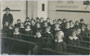 Mädchenklasse der Scuola Elementare - heute Scuola Primaria - in Bressanone/Brixen am Eisack (6 Jahre nach Machtergreifung des italienischen Faschismus). Gelatinesilberabzug 9 x 14 cm ohne Urhebernachweis 1928.  Inv.-Nr. vu914gs00586