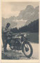 Alpinist mit Kletterseil am Motorrad der Marke Puch 250 S Bj. 1932 wohl in Selva di Cadore und der Monte Pelmo (3.168 m s.l.m.) im Pelmostock der Dolomiten. Gelatinesilberabzug 9 x 14 cm (Amateuraufnahme) um 1935.  Inv.-Nr. vu914gs01197