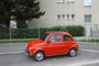 Kleinwagen FIAT (Fabbrica Italiana Automobili Torino) Nuova 500 der zweiten Generation (Heckmotor und -antrieb mit Luftkühlung, Bauzeit 1957 bis 1977) , geparkt in Innsbruck, Reichenauer Straße. Digitalphoto; © Johann G. Mairhofer 2018.  Inv.-Nr. 2DSC0669
