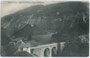 Steinbogenbrücke der Fernpassstraße über den Fernsteinsee und Gasthof „Schloss Fernsteinsee“ gegen Ruine Sigmundsburg im Hintergrund. Lichtdruck 9 x 14 cm; Impressum: Josef Sonnweber, Imst 1906.  Inv.-Nr. vu914ld00162