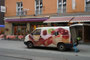 Anlieferung von Konditoreiwaren für das Café „Theresia“ durch die Konditorei Gebr. Murauer in Innsbruck, Maria-Theresien-Straße 49 gegenüber der Servitenkirche. Digitalphoto; © Johann G. Mairhofer 2012.  Inv.-Nr. 1DSC04473