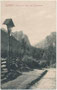 Wegkreuz mit Verdachung am Weg zum Toblacher See, Gemeinde Toblach, Bzk. Bruneck, Gefürst. Grafsch. Tirol (heute Autonome Provinz Bozen-Südtirol). Lichtdruck 9 x 14 cm; Impressum: Stengel & Co. G.m.b.H., Dresden 1907.  Inv.-Nr. vu914ld00329
