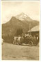 Aufenthalt einer Ausflugsgesellschaft per Automobil in Warth, Bezirk Bregenz, Vorarlberg auf der Fahrt nach Tarrenz, Bezirk Imst, Tirol. Gelatinesilberabzug 9 x 14 cm; ohne Impressum (Knipseraufnahme) um 1925.  Inv.-Nr. vu609gs00021