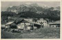 Einhof in Cortina d'Ampezzo, Prov. Belluno, Italien (bis 1919 Bzk. Ampezzo, Gefürst. Grafsch. Tirol) gegen die Tofane der Dolomiten. Lichtdruck 9 x 14 cm; Aufnahme: A(ntonia). Zardini, Cortina d'Ampezzo, postal. befördert 1931.  Inv.-Nr. vu914ld00324