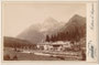 Schluderbach (ital. Carbonin), im Höhlensteintal, Gde. Toblach mit Gasthof "Ploner" gegen Hohe Gaisl (ital. Croda Rossa d'Ampezzo) in den Pragser Dolomiten (ital. Dolomiti di Braies). Vicenzo Colli, Cortina d'Ampezzo um 1890.  Inv.-Nr. vuCAB-00369