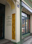 Jugendstildekor in der Bogenwange des Portals vom Haus Unterer Stadtplatz 2 (Souvenirs Karina Döring; heute Burgergrill „Hans im Glück“) in Kufstein Unterer Stadtplatz 2. Digitalphoto; © Johann G. Mairhofer 2013.  Inv.-Nr. 1DSC05898