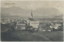 Kössen, Bezirk Kitzbühel mit Pfarrkirche zu den Hll. Petrus und Paulus von Nordosten gegen das Kaisergebirge. Lichtdruck 9 x 14 cm; Impressum: Jos(ef). Werkmeister, Hoffotograf, Traunstein/Bayern um 1905.  Inv.-Nr. vu914ld00338