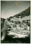 Der bei Niedervintl in die Rienz einmündende Pfunderer Bach bei Pfunders, Gemeinde Vintl im Pustertal.  Gelatinesilberabzug 9 x 12 cm ohne Impressum  (wohl Amateuraufnahme), datiert August 1927.  Inv.-Nr. vu912gs00012