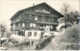 Talwärts traufständiges „Gasthaus zur Sonne“ des Simon Hauser mit gemauertem Erdgeschoß und blockgezimmerten Obergeschoßen in Hart im Zillertal, Bzk. Schwaz, Tirol. Gelatinesilberabzug 9 x 14 cm ohne Impressum.  Inv.-Nr. vu914gs01216