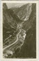 Salzbergstraße entlang des Weißenbachs im Halltal von Absam bis zu den Herrenhäusern, der Unterkunft der Salzknappen. Gelatinesilberabzug 9 x 14 cm; Impressum: A(lfred). Stockhammer, Hall/Tirol 1925.  Inv.-Nr. vu914gs01138