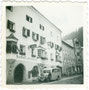 Gasthof Ledererbräu (heute Brauhaus), Bienerstraße 84, Stadgemeinde Rattenberg, Bzk. Kufstein, Tirol mit Sparkasse (1924 -1959), davor Postautohaltestelle. Gelatinesilberabzug 6 x 6 cm (rücks. handschriftl. bez.: „Vacances 1952“).  Inv.-Nr. vu606gs00005