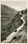 Blick auf den Abschnitt der Zirlerbergstraße vor der Kehre mit 23 % Steigung und dem Flusslauf des Inn. Gelatinesilberabzug 9 x 14 cm; Impressum: Verlag Anian Irl, Hofphotograph, Mittenwald a.d. Isar um 1930.  Inv.-Nr. vu914gs00692