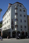 Ehem. Gasthof "Stern", heute Wohn- und Geschäftshaus mit Fresko des Hl. Nikolaus an der Straßenfassade in Innsbruck, St. Nikolaus, Innstraße 63. Digitalphoto; © Johann G. Mairhofer 2013.  Inv.-Nr. 1DSC06869