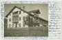 Bauernhof mit giebelseitigem Balkon über Glasveranda und traufseitig Veranda in Ober- und Dachgeschoß wohl in Schönberg im Stubaital. Gelatinesilberabzug 9 x 14 cm ohne Urhebernachweis, 1930 oder früher.  Inv.-Nr. vu914gs00737