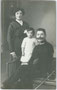 Längerdienender Unteroffiizier mit Frau und Kind. Gelatinesilberabzug 9 x 14 cm; Aufnahme: Josef Werth, Fotograf, Winter - Arco, Sommer - Toblach um 1912. Inv.-Nr. vu914gs00702