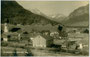 Stanzach am Lech, Bezirk Reutte, Tirol mit spätbarocker Expositurkirche zum Hl. Erzengel Michael von Nordwesten. Gelatinesilberabzug 9 x 14 cm ohne Impressum, um 1935.  Inv.-Nr. vu914gs00881