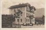 Im Heimatstil errichtetes Gasthaus "Innbrücke" am linken Innufer in Langkampfen, Bezirk Kufstein, Tirol nahe der Brücke nach Kirchbichl. Heliogravüre 9 x 14 cm ohne Urhebernachweis, um 1905.  Inv.-Nr. vu914hg00066