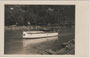 Flussboot TIROL von Teilnehmern an der Arbeiterolympiade in Wien 1933, vor Anker gegangen an der Innpromenade in Innsbruck, bez.: "Wörgl, 29./VI. 1933". Gelatinesilberabzug 9x14cm, kein Impressum.  Inv.-Nr. vu914gs00013