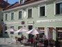 „Coffee & Brunch The Crumble“ im denkmalgeschützten Bürgerhaus - eines von nur mehr zwei in Innsbruck - aus dem Biedermeier am Wiltener Platzl, Leopoldstraße 27. Digitalphoto; © Johann G. Mairhofer 2011.  Inv.-Nr. 1DSC02013