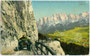 Automobilisten in einem Phaeton unbekannten Fabrikats bei Befahrung der Falzarego-Passstraße, im Hintergrund Cortina d'Ampezzo. Photochromdruck 9 x 14 cm; Verlag Joh(ann). F(ilibert). Amonn, Bozen 1910.  Inv.-Nr. vu914pcd00150