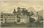 Bezirksgericht (li.) und Gasthof "Buchauer" (Bildmitte) in Kufstein gegen den Pendling. Lichtdruck 9 x 14 cm; Impressum: D(avid). Amort, Kufstein um 1907.  Inv.-Nr. vu914ld00288