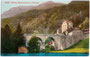 Steinbogenbrücke der Fernpassstraße über den Fernsteinsee, Gasthof „Schloss Fernsteinsee“ mit Bootshaus und die Ruine der ehem. Zollburg Fernstein (v.v.n.h.). Photochromdruck 9 x 14 cm; Edition Photoglob, Zürich 1905.  Inv.-Nr. vu914pcd00180