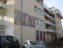 Mehrparteienwohnhaus Hunoldstraße 20 in Pradl, Stadtgemeinde Innsbruck mit Wandgemälde von Walter Honeder, Maler und Graphiker (1906 - 2006) ein Paar mit Kleinkind darstellend. Digitalphoto; © Johann G. Mairhofer 2014.  Inv.-Nr. 2DSC01983