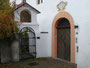 Portal vom Pfarrwidum von St. Martin in Passeier in der Dorfstraße Nr. 49, Bezirksgemeinschaft Burggrafenamt, Südtirol. Digitalphoto; © Johann G. Mairhofer 2016, Inv.-Nr. 2DSC05449