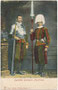 Päpstliche Schweizergardisten in gran-gala an hohem kirchlichem Feiertag, links im Harnisch mit Flammenschwert, rechts Gardekommandant mit Stangenwaffe. Photochromdruck 9 x 14 cm; Impressum: Paul Trabert, Firenze-Lipsia 4 um 1900.  Inv.-Nr. vu914pcd00372