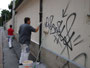 Entfernung von Graffiti an der Umgrenzungsmauer des Palais Ferrari d'Occhieppo (heute Ferrarischule Innsbruck) durch eine Partie Maler und Anstreicher. Digitalphoto; © Johann G. Mairhofer 2012.  Inv.-Nr. 1DSC04296