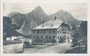 Gasthof „zur Post“ (Dietrich'scher Ansitz) in Lermoos mit Hoteldroschken u.a. zum Gästetransport von und zum Bahnhof Lermoos der Außerfernbahn. Gelatinesilberabzug 9 x 14 cm, Verlag Gebr. Metz, Tübingen um 1920.  Inv.-Nr. vu914gs00006
