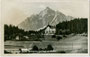 Im Heimatstil ausgeführtes Hotel "Sonnenburgerhof" an der Brennerstraße 15 in Innsbruck-Wilten gegen die Serles (2.717m). Gelatinesilberabzug 9 x 14 cm; Verlag Sepp Ritzer & Theres Agnes Kofler, Innsbruck um 1930.  Inv.-Nr. vu914gs00674