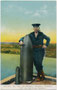 Marinesoldat der k.u.k. Kriegsmarine mit deutschen 38, 1 cm und 9 cm Geschoßen. Kombinationsfarbdruck 9 x 14 cm; Ausgabe des Kriegsfürsorgeamtes, Wien IX. vu914kfd00048