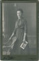 Jungdame in Rock und Bluse. Gelatinesilberabzug auf Untersatzkarton 11,0 x 16,5 cm (Cabinet-Format), Rückseite blanko. Josef Werth, Toblach, Gbz. Welsberg, Bzk. Bruneck  um 1913 (bis 1910 in Olang-Gosten, im I. Weltkrieg gefallen).  Inv.-Nr. vuCAB-00080