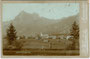 Grän im Tannheimer Tal, Bzk. Reutte, Tirol mit Aggenstein (1.986m), Tannheimer Berge, Allgäuer Alpen. Albuminabzug auf Untersatzkarton 11,0 x 16,5 cm (Cabinetformat).  F. Heimhuber, Sonthofen & Immenstadt im Allgäu um 1890.  Inv.-Nr. vuCAB-00065