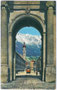 Mittelbogen der dreibogigen Innsbrucker Triumphpforte am Ende der Leopoldstraße (Wilten), dahinter Fortführung als Maria-Theresien-Straße (Innere Stadt). Photochromdruck 9 x 14 cm; Wilhelm Stempfle, Innsbruck um 1910.  Inv.-Nr. vu914pcd00093