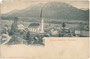 Ortszentrum von Niederndorf am Inn, Bezirk Kufstein Tirol mit der gotischen, im Inneren barockisierten Pfarrkirche St. Georg in Niederndorf von Nordwesten gegen Zahmen Kaiser. Lichtdruck 9 x 14 cm; Verlag Anton Karg Kufstein 1900.  Inv.-Nr. vu914ld00359