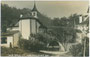 Aussenansicht mit Kapelle und Schlosstor vom Ansitz Taschenlehen in Ampass, Gbz. Hall i.T., Bzk. Innsbruck-Land, Tirol. Gelatinesilberabzug 9 x 14 cm; Photogr(aphischer). Kunstverlag A(lfred). Stockhammer, Hall in Tirol 1914.  Inv.-Nr. vu914gs00051