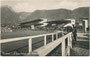 „L'Ippodromo dei Milioni“ (heute: Pferderennplatz Meran, eröffnet 1935) mit dreigeschoßiger Stahlbetontribüne in Untermais, Stadtgemeinde Meran. Gelatinesilberabzug 9 x 14 cm; Impressum: Ed. Sciliare, Bolzano 1945.  Inv.-Nr. vu914gs01195