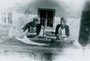 Waschtag beim Ascherwirt in Brandenberg, Bezirk Kufstein Tirol, Gelatinesilberabzug 4,5 x 6,0 cm, um 1945. Familienarchiv des Autors o. Inv.-Nr. 