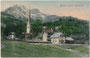 Mutters, Bzk. Innsbruck-Land, Tirol mit Pfarrkirche St. Nikolaus und Bahnhof der Stubaitalbahn gegen die Nockspitze (2.404 m ü.A.) in den Stubaier Alpen. Farblichtdruck 9 x 14 cm; Verlag Fritz Gratl, Innsbruck um 1905.  Inv.-Nr. vu914fld00065