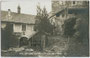 Burghof von Summersberg in Gufidaun, Stadtgemeinde Klausen, Gbz. Klausen, Bzk. Brixen, Gefürst. Grafsch. Tirol (heute Auton. Prov. Bozen-Südtirol). Gelatinesilberabzug 9 x 14 cm; A(lfred). Stockhammer, Hall in Tirol 1911.  Inv.-Nr. vu914gs00105