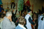 Anklöpfeln in Stans bei Schwaz im Advent 1990. Szene aus dem nur alle 10 Jahre stattfindenden Anklopfbrauch.  Inv.-Nr. dc135kd5009.03_27