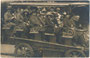 Rundfahrt auf einem frühen offenen Omnibus mit ausrollbarem Zeltdach in der Kur- und Kreishauptstadt Bad Reichenhall, Freistaat Bayern. Gelatinesilberabzug 9 x 14 cm; Urheberstempel unleserlich, dat. "Aug(ust). 1923“. Inv.-Nr. vu914gs01212