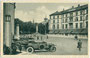 Neuer Bahnhof (eröffnet 1928), Parkplatz mit abgestellten PKW und ggü. Hotel "Vittoria" (ursprünglich "Viktoria") in Bozen. Rastertiefdruck 9 x 14 cm; Verlag Cecami, Milano; postalisch befördert 1941.  Inv.-Nr. vu914rtd00043