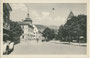 Ehem. Rathaus mit k.k. Postamt und bis 1933 Sparkasse (v.v.n.h.) aus der Gründerzeit in Bruneck im Pustertal, Südtirol am Graben bzw. heutige Pustertaler Staatsstraße. Lichtdruck 9 x 14 cm; Editore Joh. F. Amonn, Bolzano 1936.  Inv.-Nr. vu914ld00269
