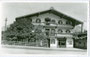 Gasthof "Aufinger - Metzgerwirt" mit Hans Schipflinger`s Metzgerei und Selcherei (abgebrochen, heute ein Parkplatz) in Wörgl, Innsbrucker Straße 3. Gelatinesilberabzug 9 x 14 cm ohne Urhebernachweis um 1960.  Inv.-Nr.  vu914gs00664