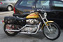 Harley-Davidson 883 Sportster XL2 "Yellow Drive", Baujahr 2009 der Harley-Davidson Motor Corporation, Milwaukee, Wisconsin, USA (gegr. 1903). Digitalphoto; © Johann G. Mairhofer 2012. Inv.-Nr. 1DSC04541