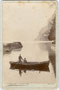 Österreich-ungarischer Offiizier in Damenbegleitung bei einer Ruderpartie im Hafen der ehem. Bezirkshauptstadt Riva. Albuminpapier auf Untersatzkarton 16,6 x 10,8 cm (Cabinetformat). Aufnahme: Augusto Baroni, Riva um 1890.  Inv.-Nr. vuCAB-00128